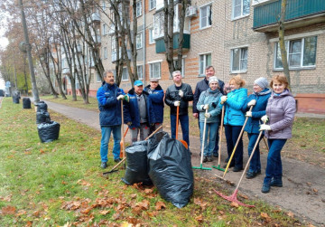 В Обнинске продолжается активная фаза осенних субботников. Работники МАУ «Коммунальное управление» провели очередной субботник на аллее по ул. Любого, д. 3, 5.