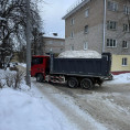 Муниципальная управляющая компания вывезла снег с придомовых территорий МКД №5 и №9 по улице Победы. Общий объём вывезенного снега составил 40 м³
