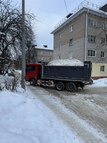 Муниципальная управляющая компания вывезла снег с придомовых территорий МКД №5 и №9 по улице Победы. Общий объём вывезенного снега составил 40 м³