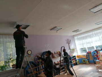 В группе детского сада № 32 „Почемучка“ на ул. Энгельса, 32 выполнили замену светильников