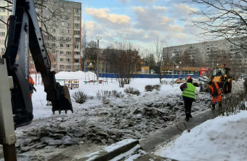 На Энгельса 24 произвели очистку от наледи, убрали колейность.