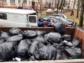 Уборка листвы со дворовых территорий продолжается