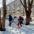 По адресу пр. Ленина, д. 112 работники муниципальной управляющей компании демонтировали поврежденные металлические конструкции сушилок.