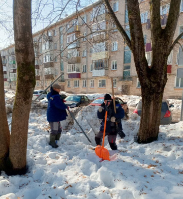 По адресу пр. Ленина, д. 112 работники муниципальной управляющей компании демонтировали поврежденные металлические конструкции сушилок.