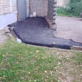 По пр. Маркса, д.76 МАУ "Коммунальное управление" завершило важный этап работ по благоустройству многоквартирных домов — ремонт асфальтового покрытия контейнерных выкаток.