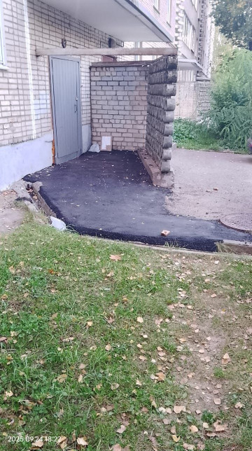 По пр. Маркса, д.76 МАУ "Коммунальное управление" завершило важный этап работ по благоустройству многоквартирных домов — ремонт асфальтового покрытия контейнерных выкаток.