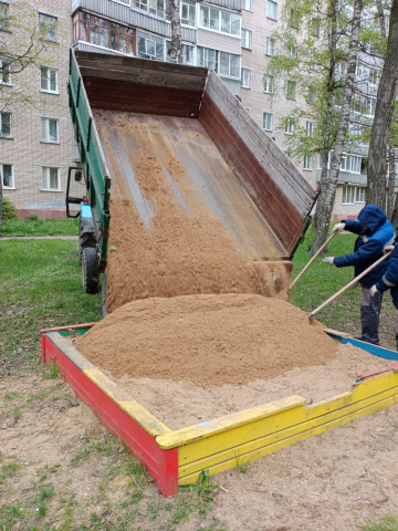 Обновляем песок в песочницах МКД.
