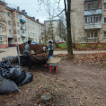 На этой неделе в рамках осеннего месячника провели уборку опавшей листвы и мусора на придомовых территориях по пр. Ленина, д. 59,63,92,94,96,114,118,122.