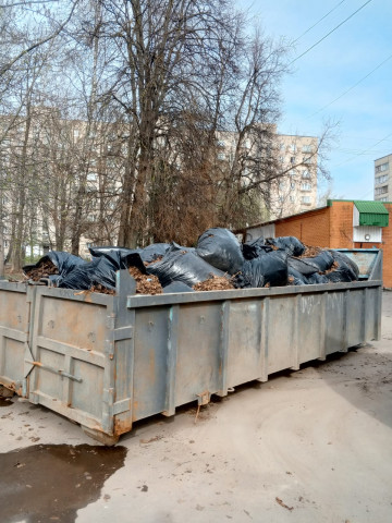 Уборка мешков с листвой после субботников.