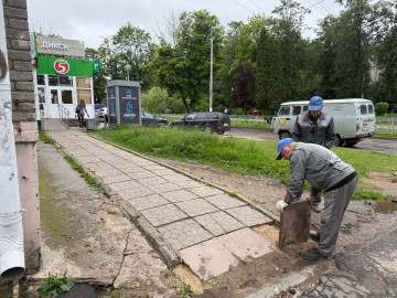 В Администрацию поступило обращение от жителей, проживающих по адресу пр. Ленина д. 79, о просьбе отремонтировать участок пешеходной зоны. Работниками МАУ «Коммунальное управление» был произведен ремонт пешеходной зоны