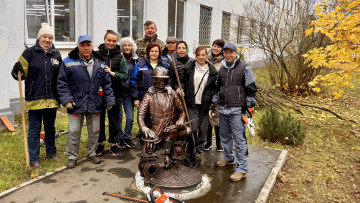 В Обнинске проходит пора субботников.  Работники МАУ «Коммунальное управление» убрали городскую территорию по улице Любого от опавшей листвы и мусора. Провели  осеннюю  обрезку лиственных кустарников.