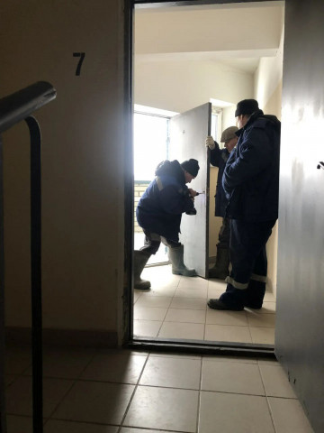 Муниципальная управляющая компания отремонтировала тамбурные двери в доме 17 по улице Усачёва. В рамках работ произведена замена ручек и защёлок на этажах: 5, 7, 9, 13, 16 и 17.