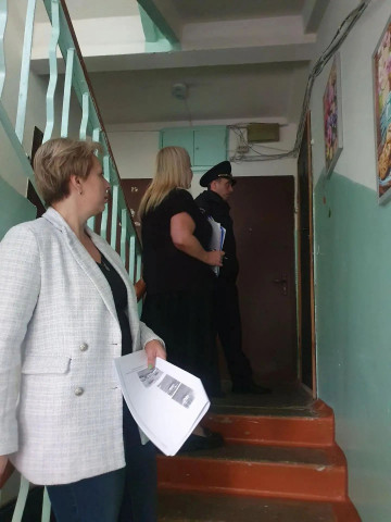Ленина 59 - совместно с администрацией и участковым уполномоченным полиции провели проверку хостелов