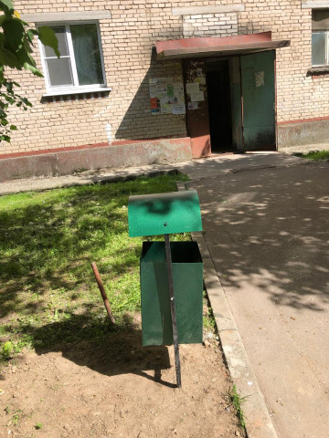 Устанавливаем новые урны по ул. Курчатова.