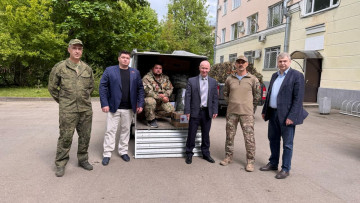 В Администрации города, с депутатом ОГС Сергеем Краско, директором МБУ «Дом ученых» Игорем Милюковым, директор МАУ «Коммунальное управление» Сергей Волотовский принял участие в передаче гуманитарного груза бойцам