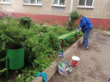 Отремонтировали лавочки и урны на ул. Мира 12