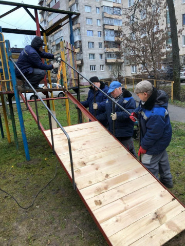 Муниципальная управляющая компания произвела ремонт детской площадки около дома №18 по улице Мира.