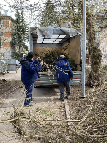 Вывезли ветки и листву после субботника на городской территории между Любого 3 и Ленина 99