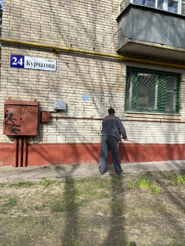 Закрасили несанкционированные надписи на фасадах МКД по ул. Мигунова 11/10, Курчатова, 24, Курчатова, 38